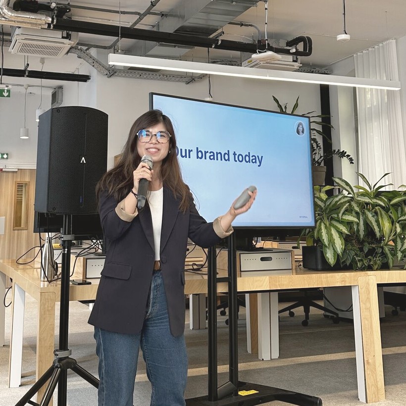 Joei Chan presenting to a team in an office